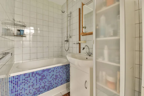 壁に青と白のタイルのバスルームと壁にあるトイレはガラスでできています — ストック写真