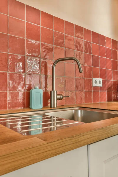 Uma Cozinha Com Azulejos Vermelhos Parede Bancadas Madeira Frente Pia — Fotografia de Stock