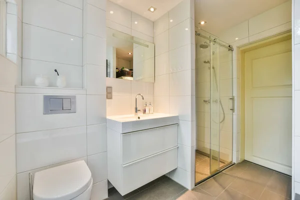 Ein Badezimmer Mit Toilette Waschbecken Und Duschkabine Der Gleichen Farbe — Stockfoto