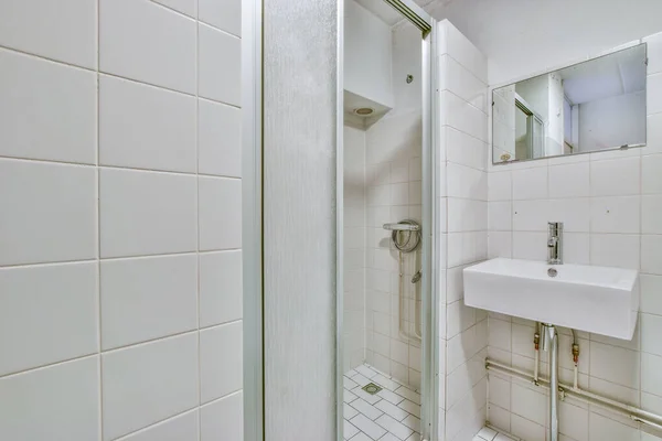 Łazienka Umywalką Lustrem Ścianie Obok Jest Obraz Kabiny Prysznicowej Który — Zdjęcie stockowe