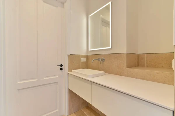 Łazienka Umywalką Lustrem Papierem Toaletowym Ścianie Obok Jest Duże Białe — Zdjęcie stockowe
