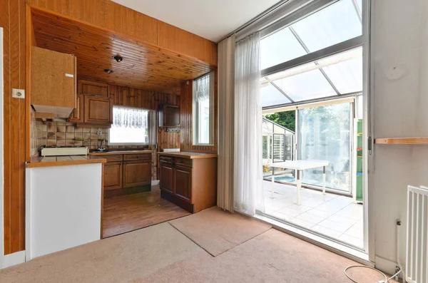 Eine Küche Und Ein Essbereich Einem Haus Mit Glasschiebetüren Die — Stockfoto
