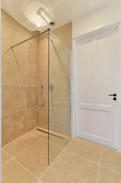 Spacer Pod Prysznicem Beżową Podłogą Kafelkową Białymi Drzwiami Prowadzącymi Łazienki — Zdjęcie stockowe