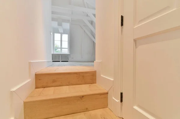 Eine Holztreppe Die Den Ersten Stock Eines Hauses Mit Weißen — Stockfoto