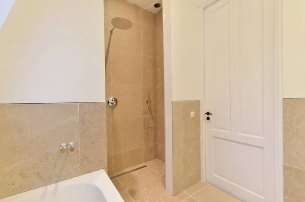 Μπάνιο Που Είναι Πολύ Καθαρό Και Έτοιμο Για Χρησιμοποιήσετε Τουαλέτα — Φωτογραφία Αρχείου