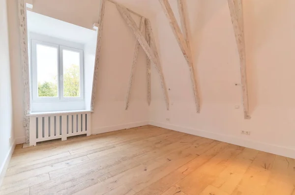 Ein Leerer Raum Mit Holzboden Und Holzbalken Den Wänden Vor — Stockfoto