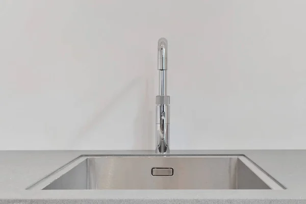 Eine Küchenspüle Mit Einem Wasserhahn Der Mitte Und Einer Offenen — Stockfoto