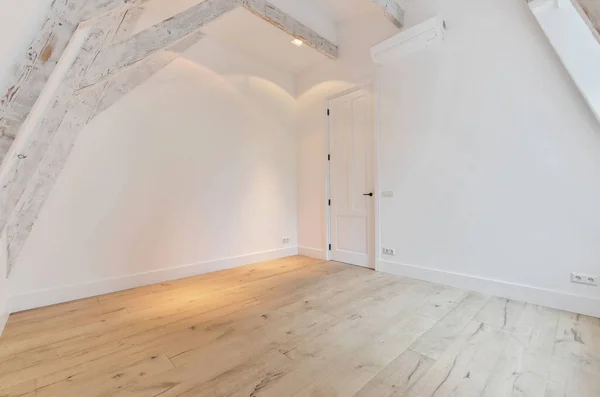 Ein Leerer Raum Mit Weißen Wänden Und Holzboden Der Wand — Stockfoto