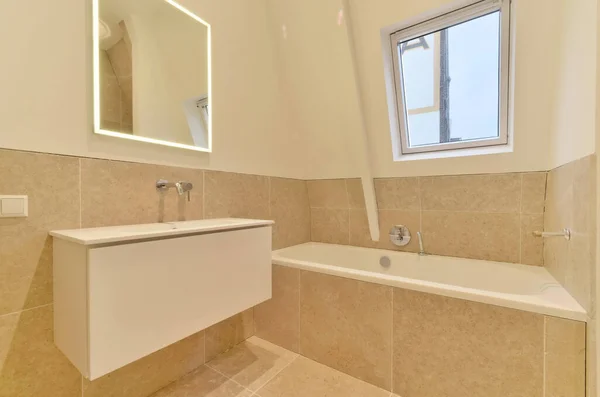 Ein Badezimmer Mit Waschbecken Spiegel Und Badewanne Neben Dem Fenster — Stockfoto
