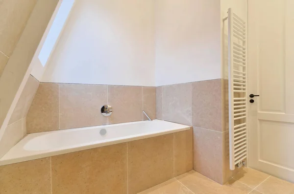Ein Badezimmer Mit Badewanne Und Handtuchhalter Der Wand Neben Der — Stockfoto