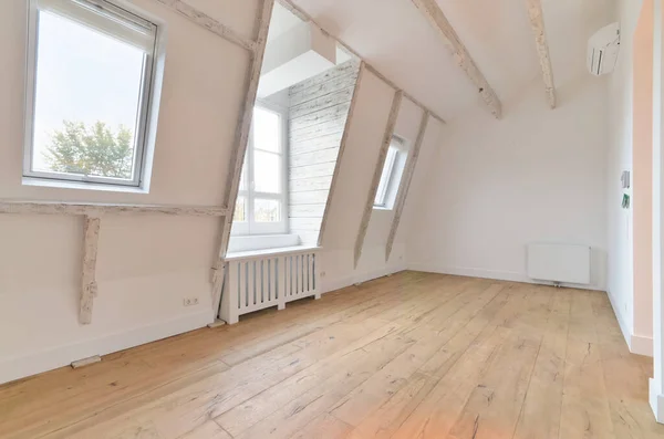 Ein Leerer Raum Mit Holzboden Und Holzbalken Der Decke Der — Stockfoto