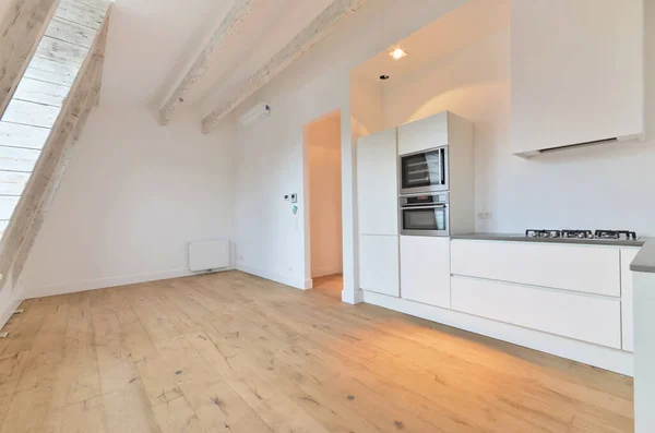 Eine Küche Mit Holzböden Und Weißen Schränken Einer Wohnung Von — Stockfoto