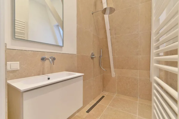 Köşesinde Lavabo Ayna Olan Bir Banyo Nasıl Görüneceğini Gösteriyor — Stok fotoğraf