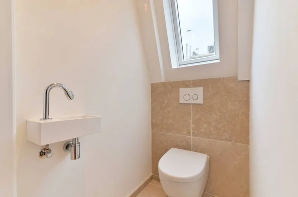 Biała Toaleta Małej Łazience Beżowymi Płytkami Ścianach Świetlikiem Nad Oknem — Zdjęcie stockowe