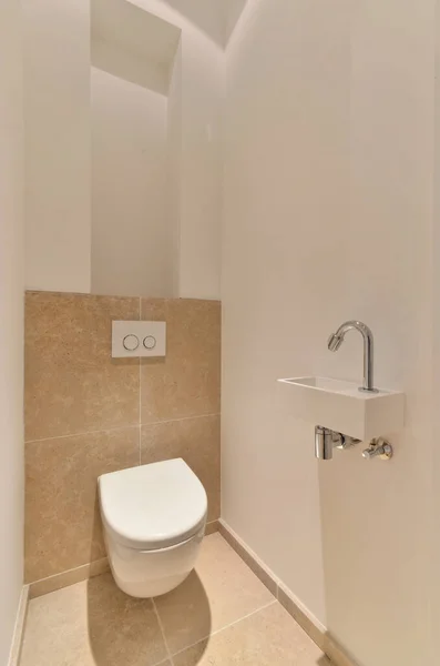 Toalety Rogu Pokoju Płytek Podłogowych Beżowych Płytek Ścianach Jest Lustro — Zdjęcie stockowe