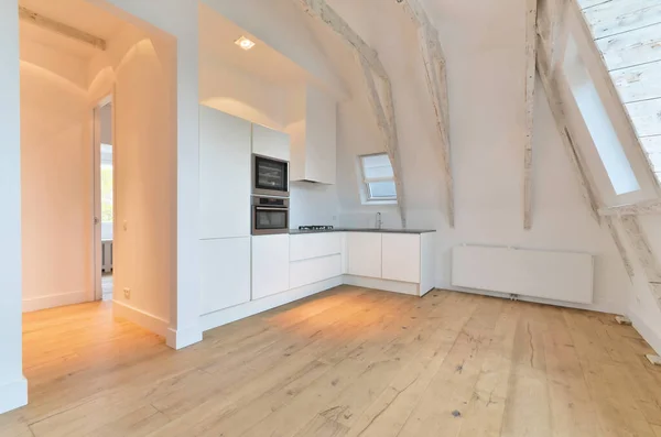 Ein Leerer Raum Mit Holzboden Und Weißen Schränken Auf Beiden — Stockfoto