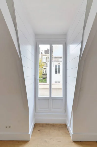 Ein Leerer Raum Mit Holzböden Und Weißen Wänden Der Vom — Stockfoto