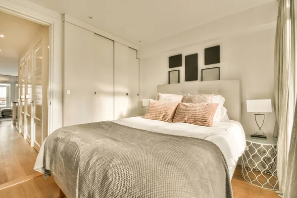 Dormitorio Con Paredes Blancas Suelos Madera Centro Habitación Hay Una —  Fotos de Stock