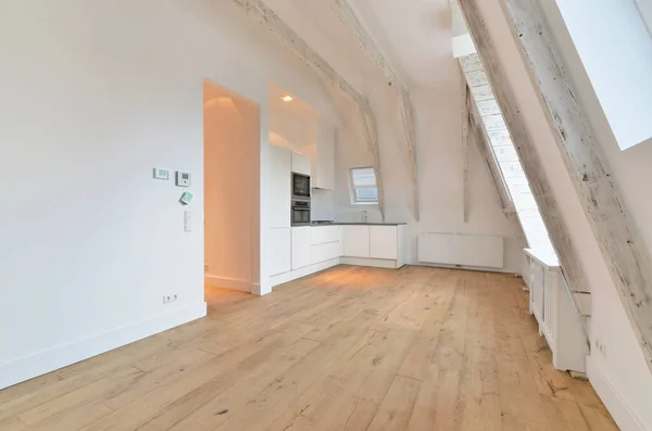 Ein Leerer Raum Mit Holzboden Und Weißen Wänden Auf Der — Stockfoto