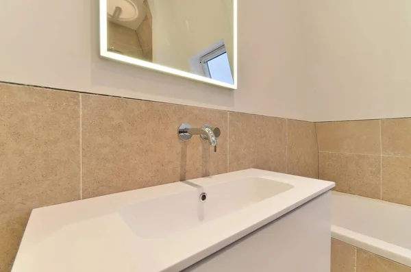 Banheiro Com Uma Pia Espelho Banheira Parede Lado Dele Uma — Fotografia de Stock