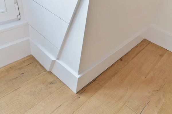 Eine Küchenspüle Mit Geöffneter Tür Und Holzboden Daneben Einer Weiß — Stockfoto