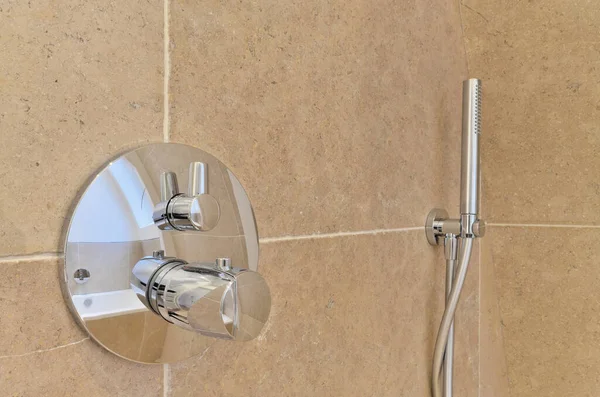 Ustawienie Łazienki Głowicą Prysznicową Przymocowanym Niej Dozownikiem Mydła Montowanym Ścianie — Zdjęcie stockowe
