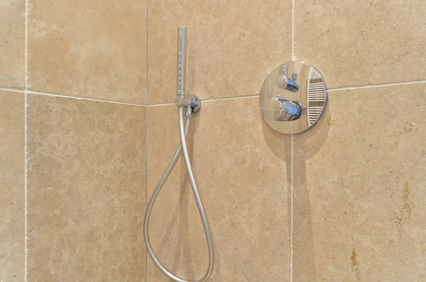 Eine Dusche Der Wand Neben Einer Toilettenbürste Und Einem Seifenspender — Stockfoto