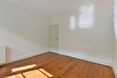 Boş bir oda, ahşap zemin ve ışık pencerenin sağ tarafından içeri giriyor.