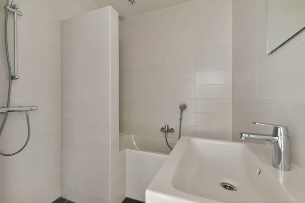 Banheiro Com Uma Pia Cabeça Chuveiro Papel Higiênico Parede Lado — Fotografia de Stock