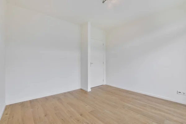 Een Lege Kamer Met Witte Muren Houten Vloeren Kamer Schoon — Stockfoto