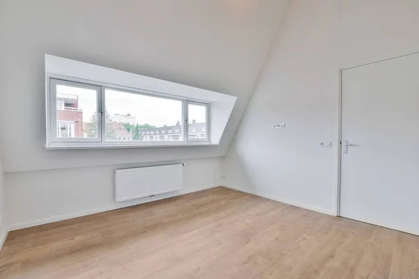 Een Lege Kamer Met Houten Vloeren Witte Muren Een Groot — Stockfoto