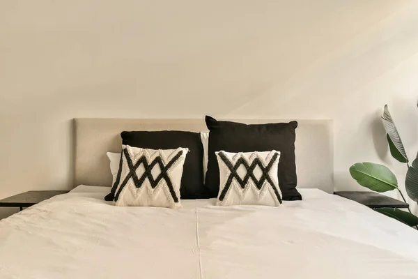 Dormitorio Con Dos Almohadas Cama Una Planta Esquina Junto Cabecera —  Fotos de Stock