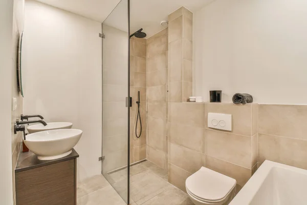 Tuvaleti Lavabosu Duş Kabini Olan Bir Banyo Küvetin Yanında Duvarda — Stok fotoğraf
