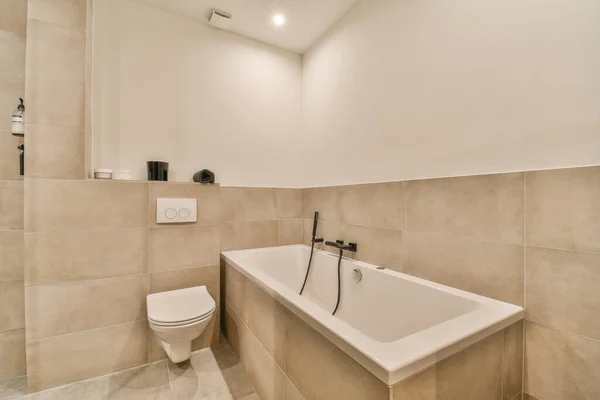 Ein Badezimmer Mit Badewanne Toilette Und Badewanne Duschraum Auf Der — Stockfoto