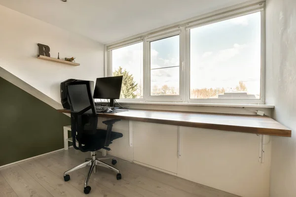 Pomieszczenie Biurowe Biurkiem Krzesłem Monitorem Komputerowym Parapecie Przed Oknami — Zdjęcie stockowe