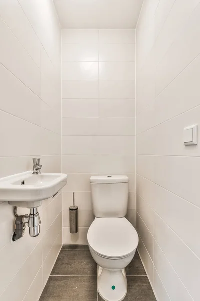 Ett Badrum Med Vita Plattor Väggen Och Toalett Hörnet Det — Stockfoto