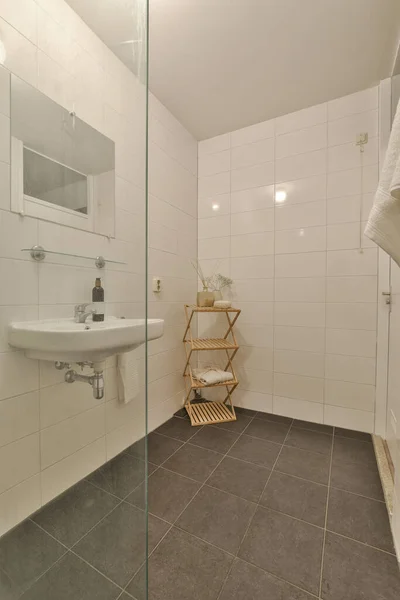 Łazienka Która Jest Bardzo Czysta Gotowa Użycia Umywalniach Lub Toaletach — Zdjęcie stockowe