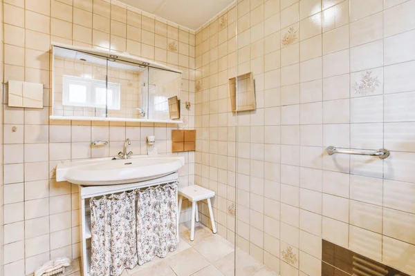 Een Badkamer Met Een Wastafel Spiegel Papier Muur Ernaast Een — Stockfoto