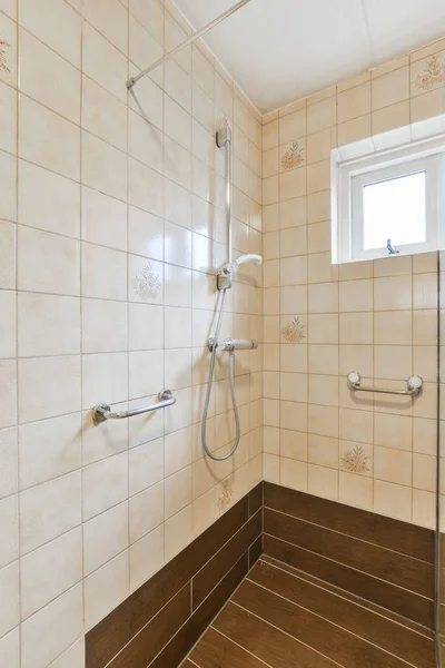 Łazienka Płytką Podłodze Głowicą Prysznicową Zamontowaną Ścianie Przed Dużym Oknem — Zdjęcie stockowe