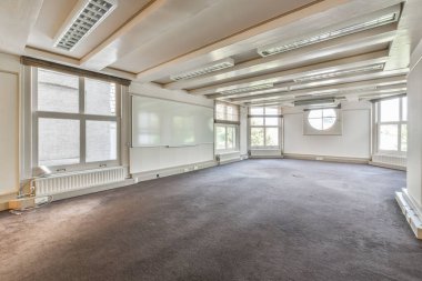 Duvarında ya da tavanında kimse olmayan boş bir oda. Ama çok temiz ve kullanıma hazır.