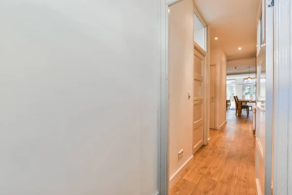 壁には硬木の床と白いペンキが塗られた長い廊下があり — ストック写真