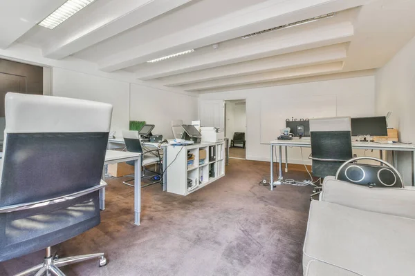 Przestrzeń Biurowa Biurkami Krzesłami Monitorami Komputerowymi Ścianie Przed Pokojem Jest — Zdjęcie stockowe