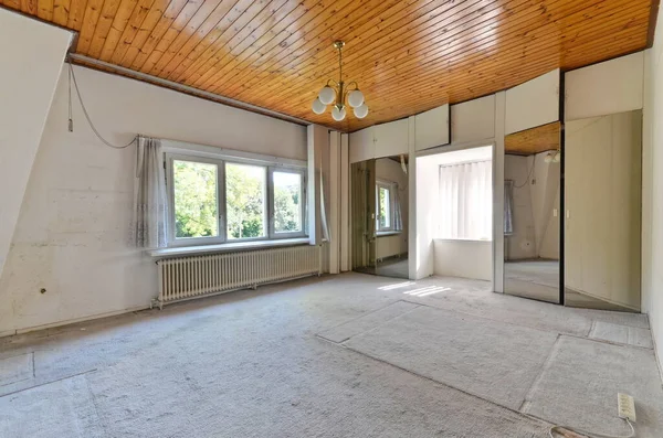 Ein Leerer Raum Mit Holzdecke Und Weißen Wänden Alle Der — Stockfoto