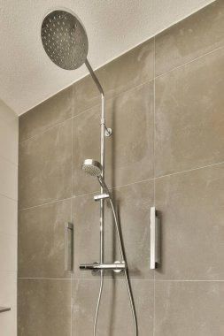 Çok temiz ve evinizdeki banyonun yenilenmesi için kullanılmaya hazır bir duş.