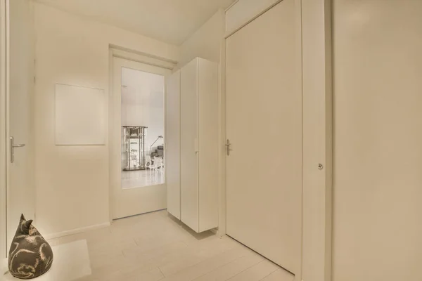 Ein Zimmer Mit Weißen Wänden Und Holzboden Gibt Einen Spiegel — Stockfoto