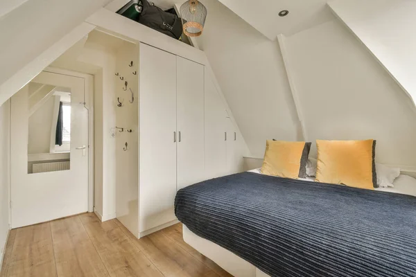 Een Bed Een Kamer Met Witte Muren Houten Vloeren Aan — Stockfoto