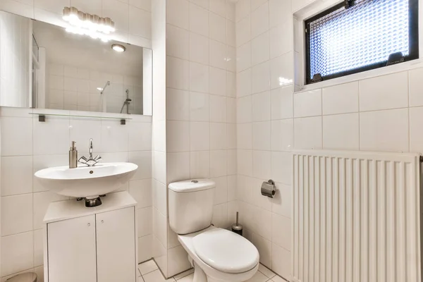 Ett Badrum Med Handfat Och Spegel Ovanför Toalettstolen Framför Rad — Stockfoto