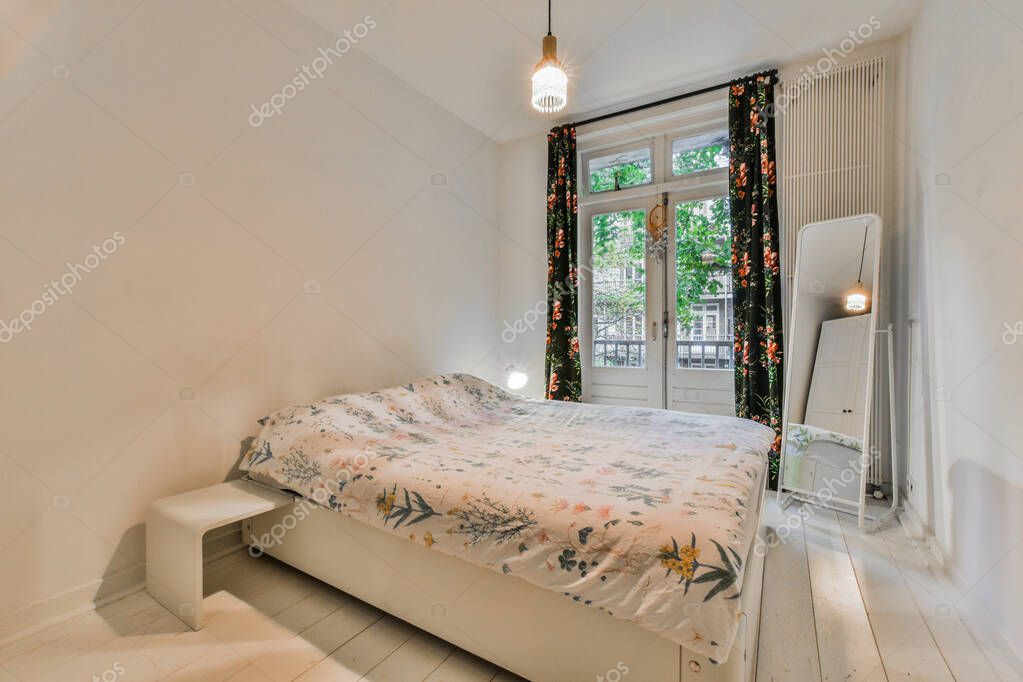 Una Camera Letto Con Fiori Sul Copriletto Finestra Nella Stanza