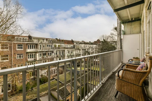 Ein Balkon Mit Stuhl Und Ein Paar Gebäude Hintergrund Einem — Stockfoto