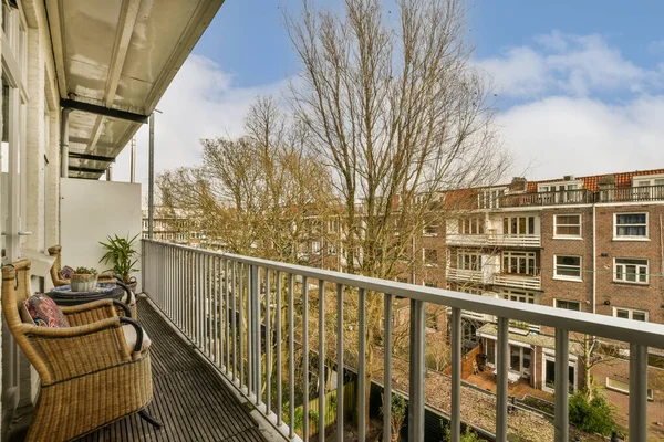 Balcón Con Una Silla Árbol Primer Plano Tomado Una Terraza —  Fotos de Stock